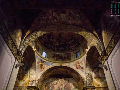 ...mentre quello superiore � interamente affrescato